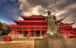 Menguak Sejarah Klenteng Sam Po Kong: Dari Situs Pendaratan Cheng Ho hingga Ikon Wisata Budaya Semarang