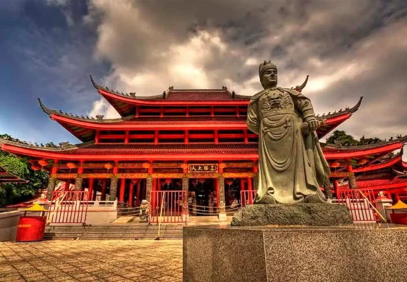 Menguak Sejarah Klenteng Sam Po Kong: Dari Situs Pendaratan Cheng Ho hingga Ikon Wisata Budaya Semarang