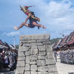 “Loncat Batu Nias: Warisan Keberanian Leluhur dari Tanah Megalitik”