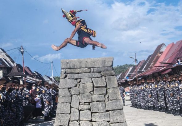 “Loncat Batu Nias: Warisan Keberanian Leluhur dari Tanah Megalitik”