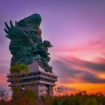 Garuda Wisnu Kencana (GWK), Bali: Patung monumental dewa Hindu Wisnu yang menunggangi burung mitologis Garuda, merupakan patung tertinggi di Indonesia.