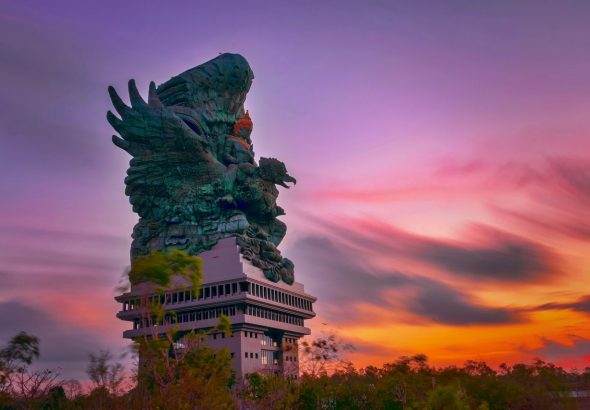Garuda Wisnu Kencana (GWK), Bali: Patung monumental dewa Hindu Wisnu yang menunggangi burung mitologis Garuda, merupakan patung tertinggi di Indonesia.