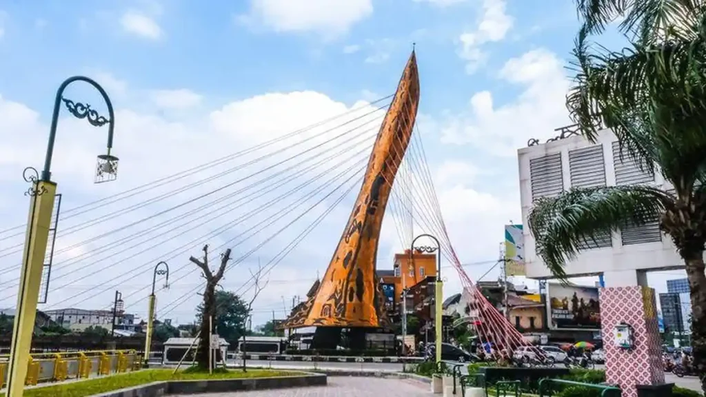 Ikon Baru Kota Solo: Pesona Tugu Keris sebagai Destinasi Budaya dan Fotografi