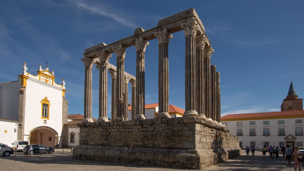 Kuil Romawi Évora: Situs Bersejarah Ikonik di Kota Tua Portugal