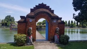 Pura Lingsar dan Tradisi Perang Topat yang Mendunia