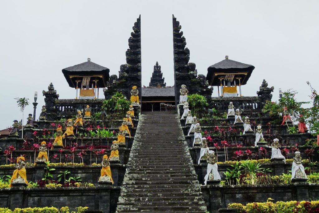 Pura Besakih Karangasem: Harmoni Alam, Budaya, dan Kepercayaan