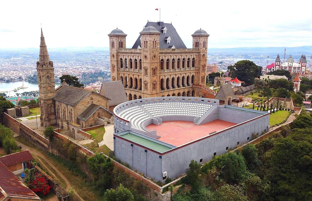 Le Coliseum Madagascar: Kisah Istana, Api, dan Kebangkitan Sejarah