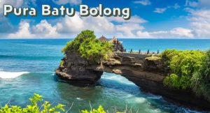 Keunikan Pura Batu Bolong di Tepi Laut Lombok