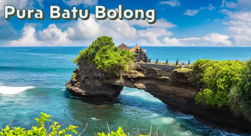 Keunikan Pura Batu Bolong di Tepi Laut Lombok