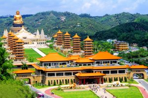Wisata Spiritual di Monumen Buddha Fo Guang Shan