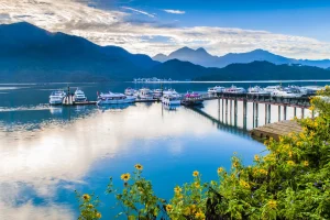Keindahan Sun Moon Lake dengan Panorama Pegunungan Taiwan
